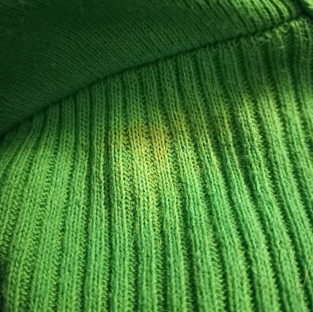 Used,not new,never worn 2pc kelly green sweater set size small. has slight spot - Picture 3 of 4
